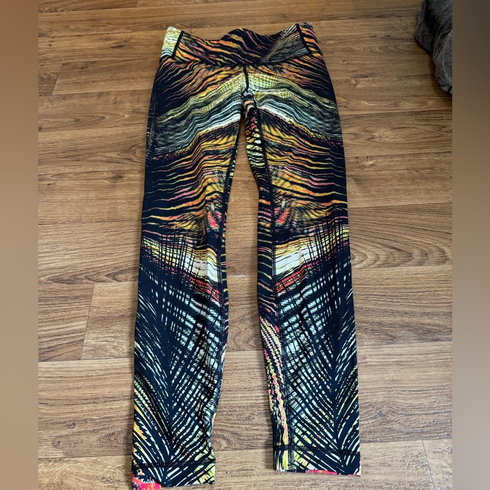 🦄 LFS lululemon Abstract Print Leggings size 8. EUC and very rare!